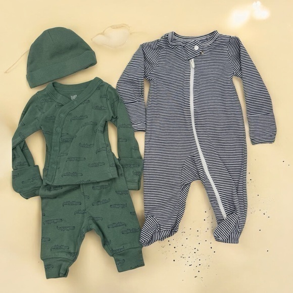 Just One You by Carter’s Baby Boy 4-Piece Newborn Alligator Set - Picture 1 of 8